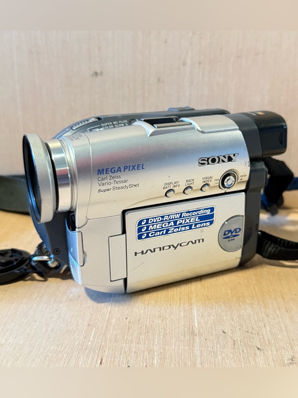 SONY 120X DVD R/RW, 3.5LCD Mega pixel Handy Cam“UNTESTED” No/Charg/Batt Read Blw